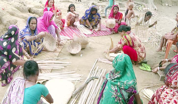 দুর্দিন যাচ্ছে বাঁশ-বেতশিল্প কারিগরদের