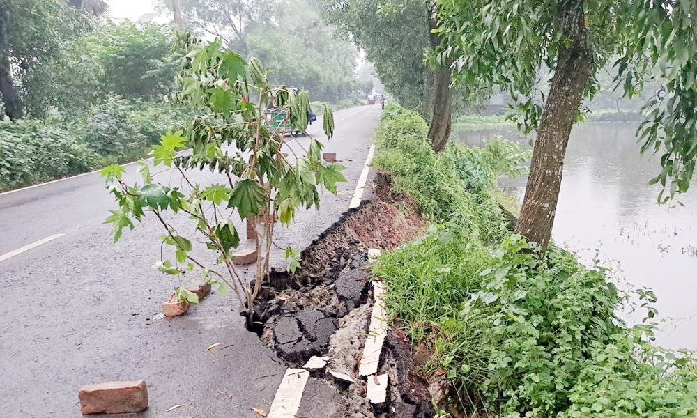 পাড় না রেখে ঘেরে মাছ চাষ  ধসে পড়ছে পাকা সড়ক