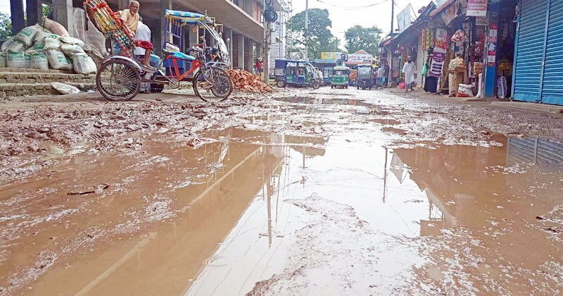 ব্রাহ্মণপাড়ায় উপজেলা সড়কে জনদুর্ভোগ