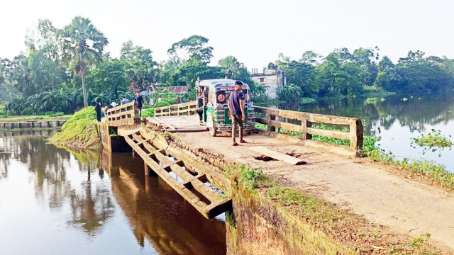নাঙ্গলকোটে ঝুঁকিপূর্ণ ঘোষণার ৮ বছরেও নির্মাণ হয়নি ২টি সেতু নাঙ্গলকোটে ঝুঁকিপূর্ণ ঘোষণার ৮ বছরেও নির্মাণ হয়নি ২টি সেতু