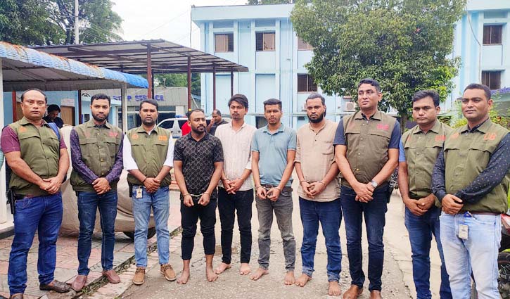 কুমিল্লায় ডিবি পুলিশের অভিযানে বিদেশি পিস্তলসহ ৪ জন গ্রেপ্তার কুমিল্লায় ডিবি পুলিশের অভিযানে বিদেশি পিস্তলসহ ৪ জন গ্রেপ্তার