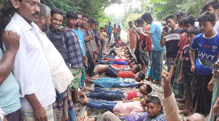 লাকসামে রেললাইনে শুয়ে সড়ক চালুর দাবি গ্রামবাসীর লাকসামে রেললাইনে শুয়ে সড়ক চালুর দাবি গ্রামবাসীর