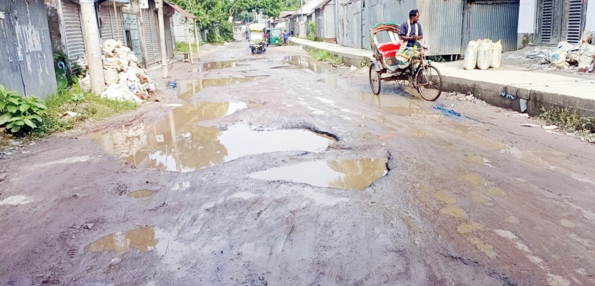 মুরাদনগর-হোমনা সড়ক চলাচলের অনুপযোগী মুরাদনগর-হোমনা সড়ক চলাচলের অনুপযোগী