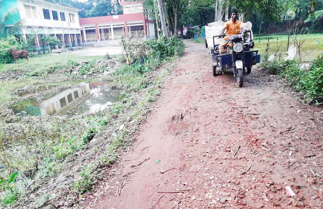 চাটখিলে গ্রামীন সড়কের বেহাল দশা  দুর্ভোগে শিক্ষার্থীসহ হাজারো মানুষ