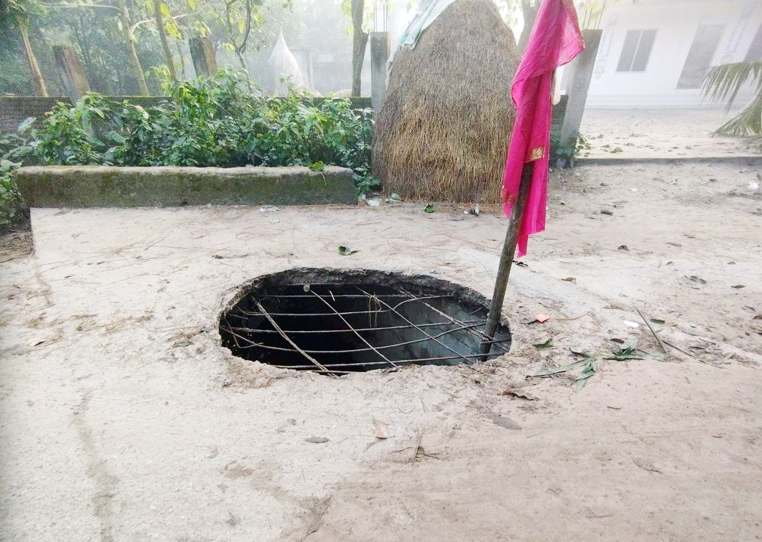 দেবীদ্বারে ভাঙা কালভার্টের গর্তে ঝুলছে লাল কাপড়