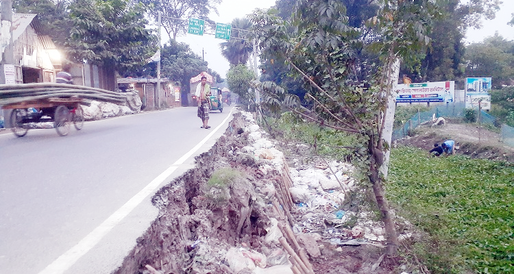 লাকসাম-নাঙ্গলকোট সড়কের ২ কিলোমিটার ভেঙ্গে খালে