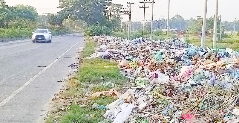 স্বাস্থ্যঝুঁকিতে পথচারী ও যানবাহনে চলাচলকারী যাত্রী সাধারন  ঢাকা-চট্টগ্রাম মহাসড়কের কুমিল্লা অংশের দু’পাশে ময়লা-আবর্জনার ভাগাড়