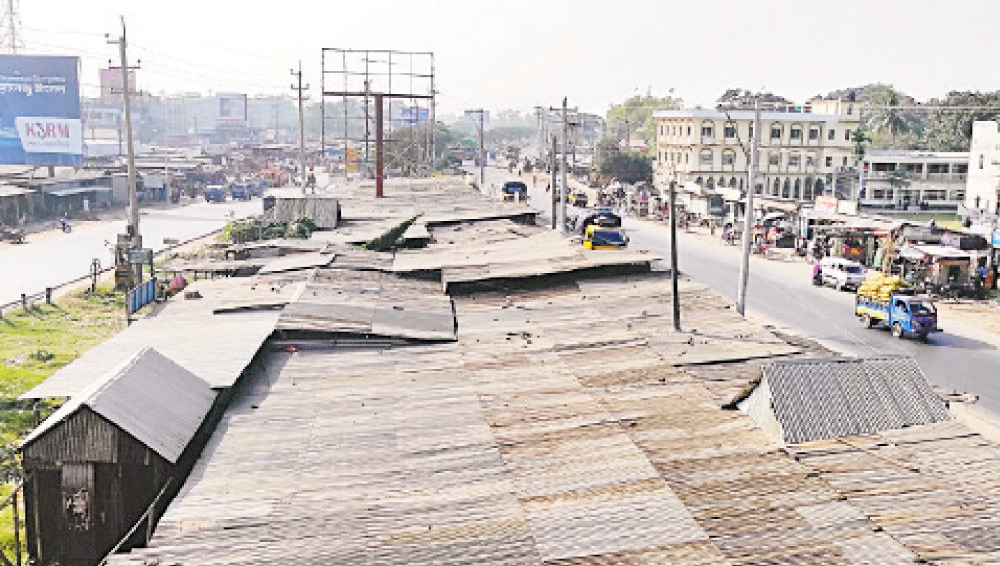 কুমিল্লার নিমসার বাজারে ঢাকা-চট্রগ্রাম মহাসড়কের ওপর অবৈধ স্থাপনা