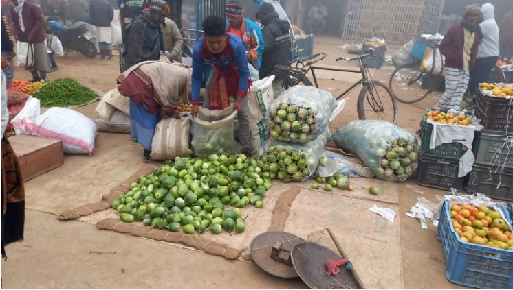 ১০টাকায়  কিনতে হচেছ  ১টি বেগুন