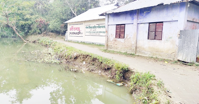 নাঙ্গলকোটে গার্ডওয়াল না থাকায় সড়ক ভেঙ্গে পুকুরে  স্কুল-মাদরাসার ছাত্র-ছাত্রীসহ জনগনের দুর্ভোগ চরমে