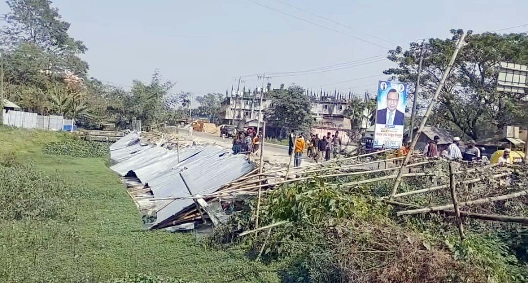 কুমিল্লা-চাঁদপুর আঞ্চলিক মহাসড়কের লাকসাম এলাকায়  সওজের জায়গা থেকে ১৭টি অবৈধ দোকানঘর উচ্ছেদ