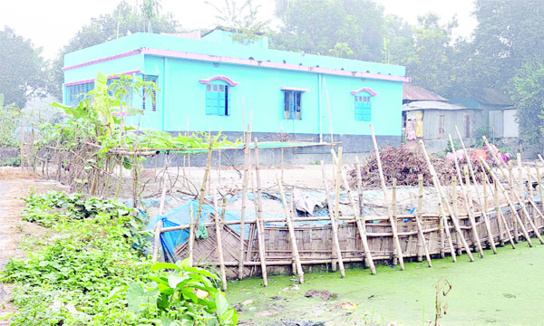 মুরাদনগরে খাল ভরাট করে পাকা বাড়ি নির্মান