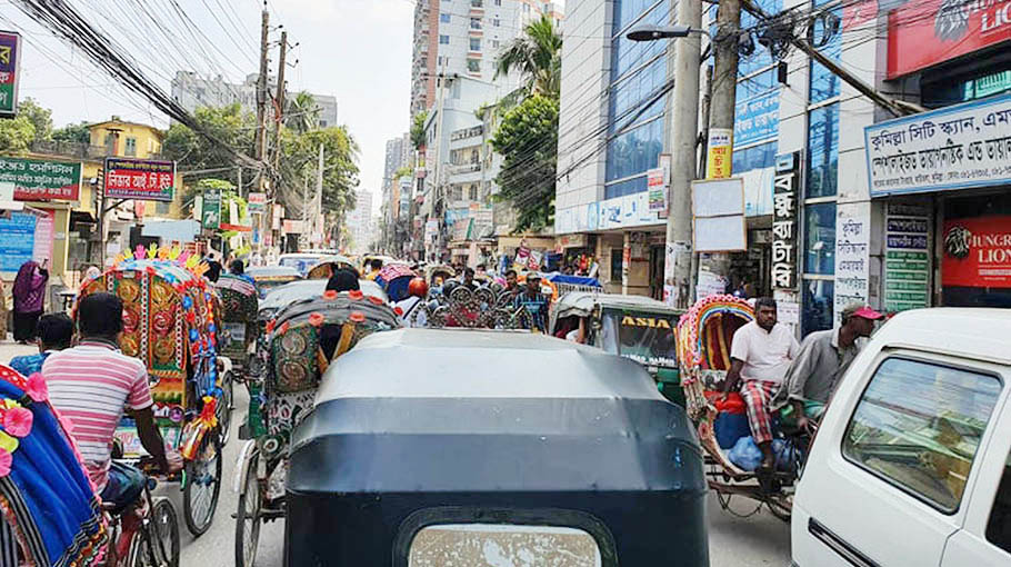 কুমিল্লা শহরে যানজটের কারণে  রাস্তা পারাপারে দারুন ভোগান্তি