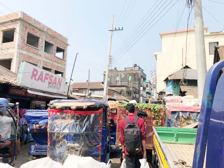 লাকসামে যানজট নিরসনে জরুরীভাবে ব্যাংক রোড ‘ওয়ানওয়ে’ করা আবশ্যক