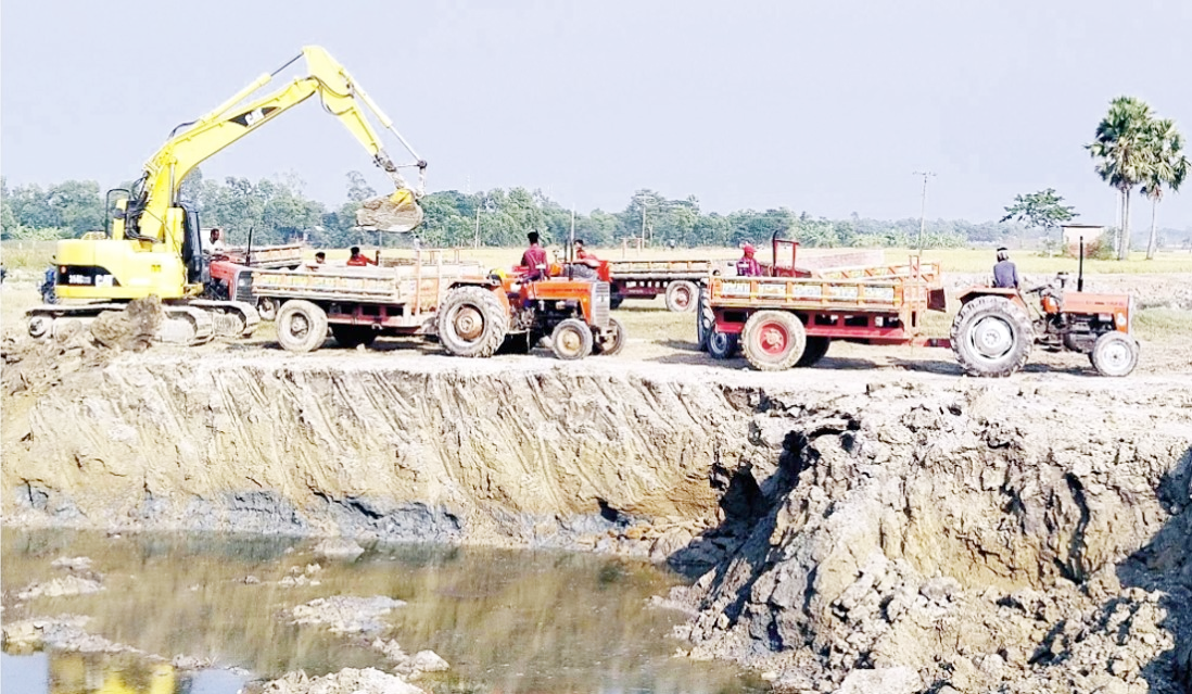 মুরাদনগরে ৩ ফসলি কৃষি জমির মাটি যাচ্ছে ইটভাটায়