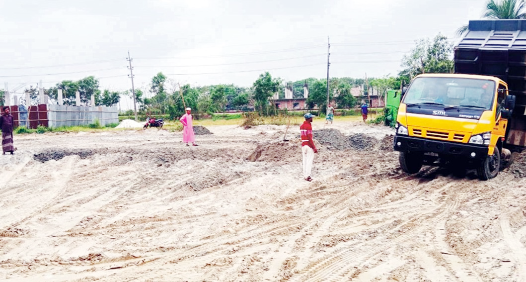 হাইকোর্টের নিষেধাজ্ঞাকে বৃদ্ধাঙ্গুলি দেখিয়ে কুমিল্লার  লালমাই পাহাড়ে দেদারসে চলছে মাটি লুটের উৎসব