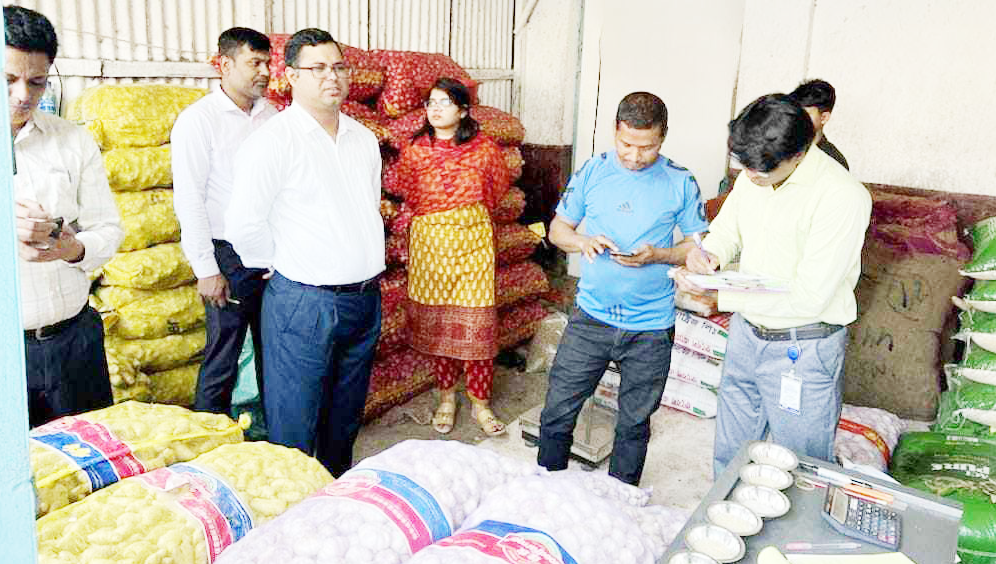 কুমিল্লায় চালের বাজারে মজুদ বিরোধী অভিযান