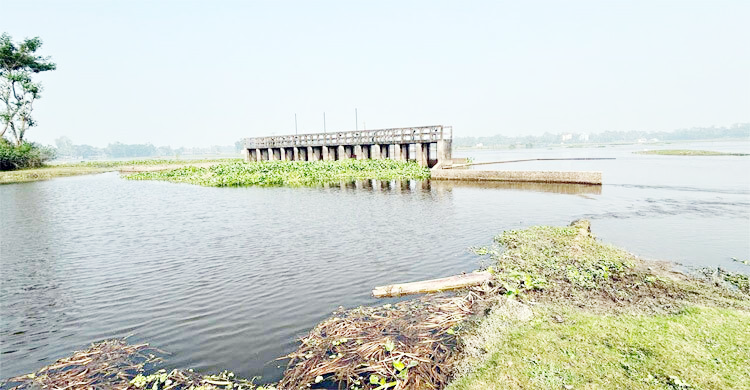 মনোহরগঞ্জের চড্ডায় নদনা খালের উপর ১৬ বছর আগে ২ কোটি টাকা ব্যয়ে নির্মিত শ্লুুইস গেইটটি কৃষকের কোনো উপকারেই আসছেনা