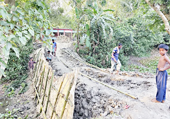 দেবিদ্বারে ৫শ’ বছরের পুরনো সরকারি খাল ভরাট করে রাস্তা নির্মান