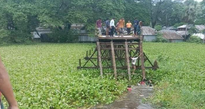 বরগুনার আমতলীতে হলুদিয়া হাট সেতু ধসে মাইক্রোবাস খালে পড়ে ১০ বরযাত্রী নিহত