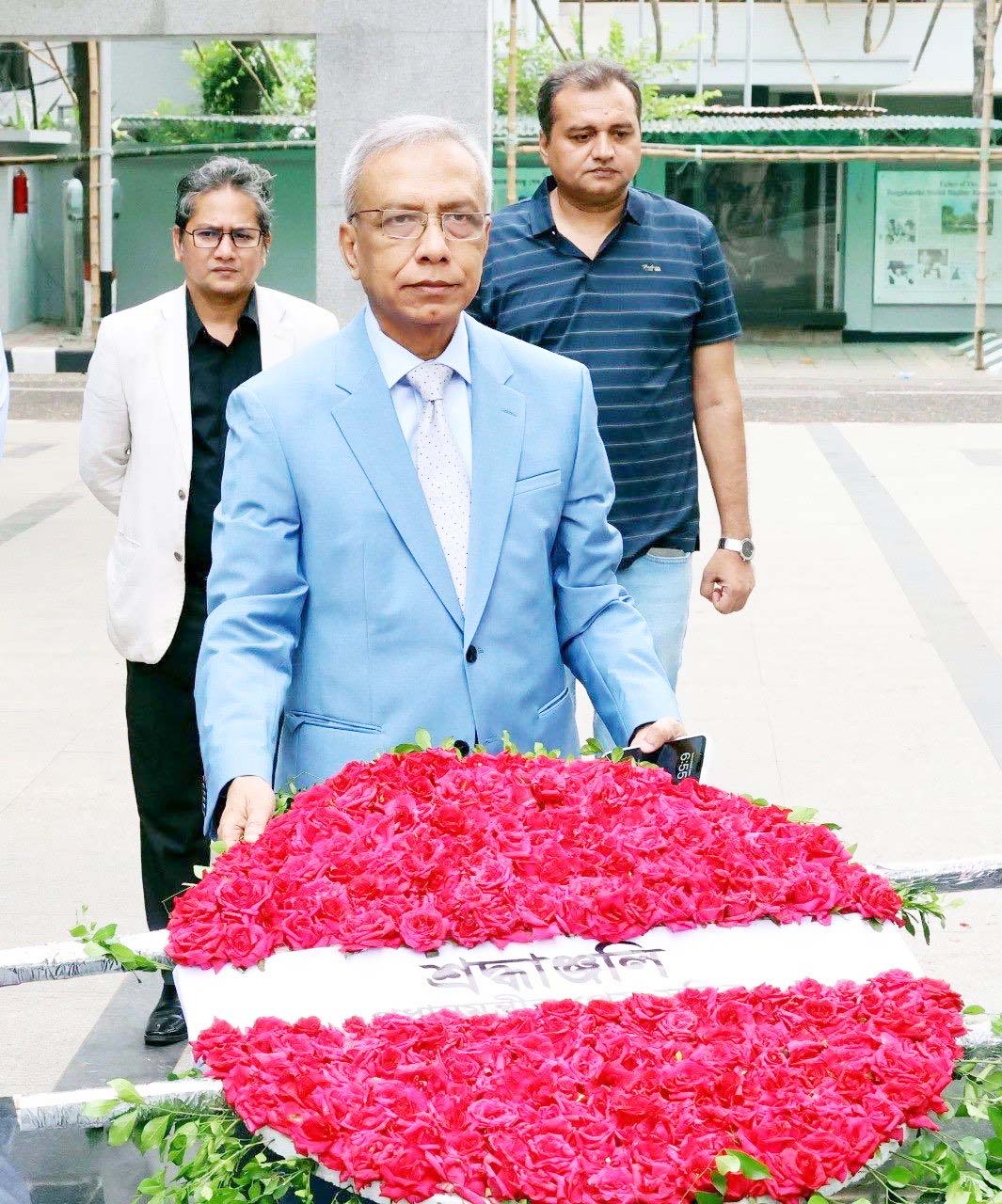 বঙ্গবন্ধুর প্রতিকৃতিতে প্রধানমন্ত্রীর নতুন প্রেস সচিবের শ্রদ্ধা নিবেদন বঙ্গবন্ধুর প্রতিকৃতিতে প্রধানমন্ত্রীর নতুন প্রেস সচিবের শ্রদ্ধা নিবেদন