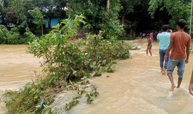 বাঁধ ভেঙে  ১০ গ্রাম প্লাবিত, পরশুরাম-ফুলগাজীতে এইচএসসি পরীক্ষা স্থগিত