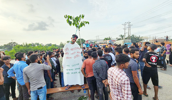 কোটা পদ্ধতি বাতিলসহ ৪ দফা দাবীতে  কুমিল্লায় শিক্ষার্র্থীদের মহাসড়ক অবরোধ