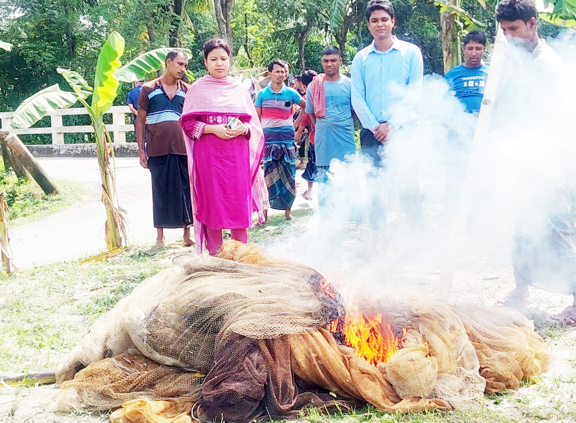 মনোহরগঞ্জে ভ্রাম্যমান আদালতের অভিযানে ভেসাল  জাল ও অবৈধভাবে তৈরী বারা বাঁধ অপসারণ