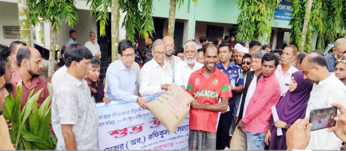 শাহরাস্তিতে কৃষকদের মাঝে সার  বীজ-নারিকেলের চারা বিতরণ