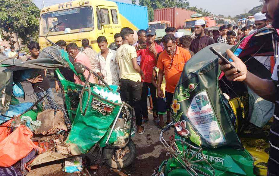 চৌদ্দগ্রামে লরিচাপায় সিএনজি চালকসহ ২ জন নিহত