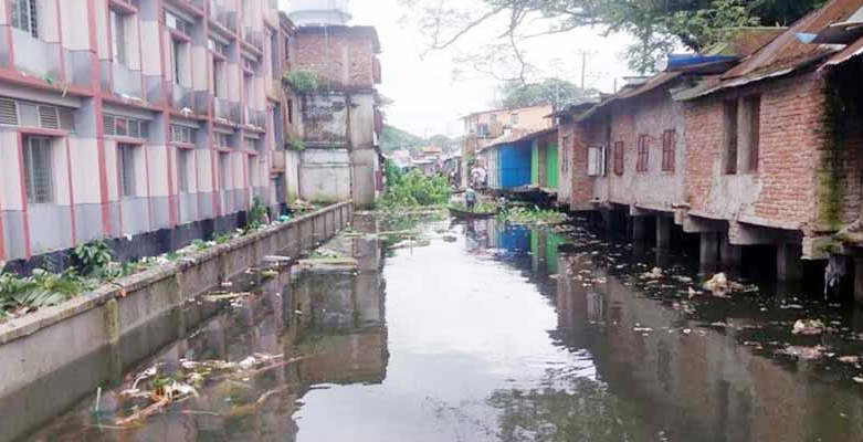 নামতে শুরু করেছে বন্যার পানি  চাটখিলে ৪ লাখ টাকা চাঁদা তুলে খাল সংস্কার