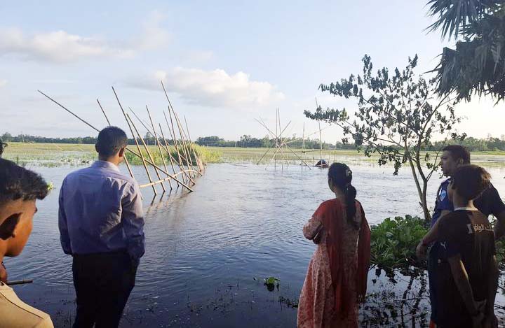 নাথেরপেটুয়ায় খালে অবৈধ ভেসাল জাল জব্দ