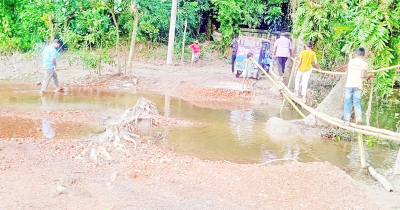 ক্ষতির পরিমাণ ৩শ’ কোটিঃ চলাচলে চরম ভোগান্তি  ভয়াবহ বন্যায় নাঙ্গলকোটের ১০২টি সড়ক বিধ্বস্ত