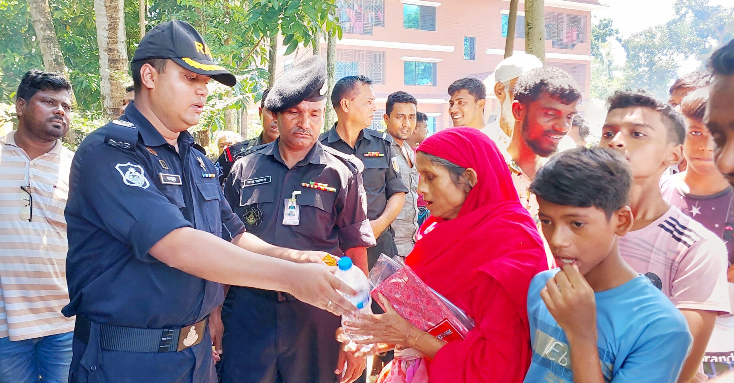 মনোহরগঞ্জে বন্যার্তদের মাঝে র‌্যাবের ত্রাণসামগ্রী বিতরণ