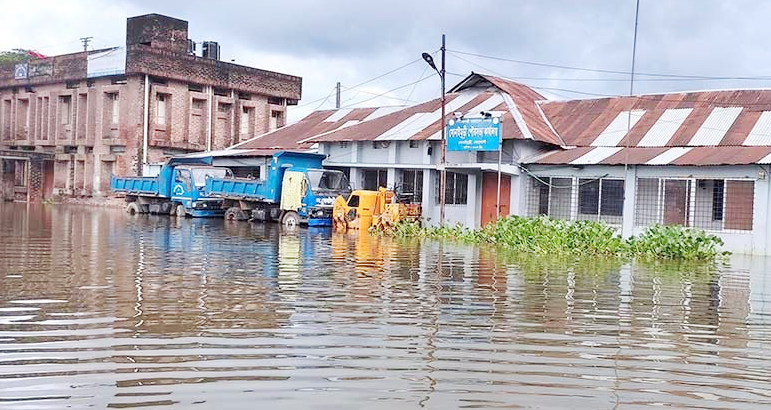 পানিবন্দি প্রায় ২ লাখ মানুষ  সোনাইমুড়ীতে খাল সংস্কার না  করায় নামছেনা বন্যার পানি