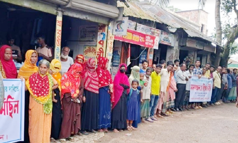 দেবীদ্বারে বাকপ্রতিবন্ধী শিশু ধর্ষণে অভিযুক্ত  ধর্ষককে গ্রেফতারের দাবিতে মানববন্ধন