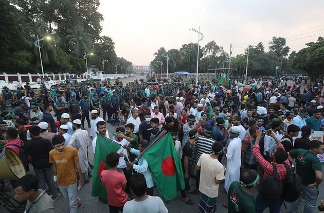 রাষ্ট্রপতির পদত্যাগের দাবিতে বঙ্গভবনের সামনে বিক্ষোভ