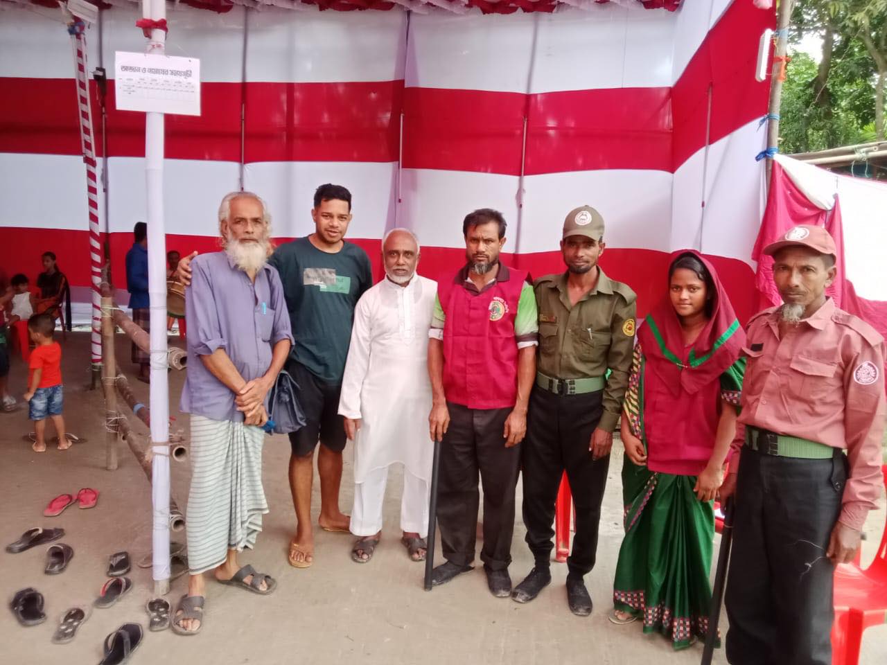 ডাঃ আনোয়ার হোসেন তালুকদার ইনস্টিটিউট স্কুল অ্যান্ড কলেজের পক্ষ থেকে শারদীয় দুর্গাপূজা মন্ডব পরিদর্শন