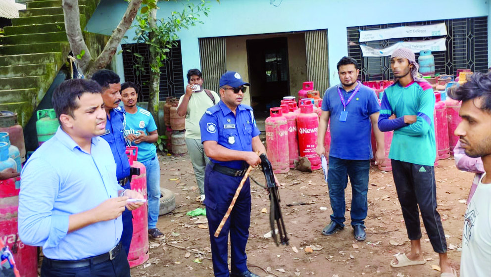 বিভিন্ন কোম্পানীর বোতলে এলপি গ্যাস রিফিলকালে ৩ জন হাতেনাতে আটক বিভিন্ন কোম্পানীর বোতলে এলপি গ্যাস রিফিলকালে ৩ জন হাতেনাতে আটক
