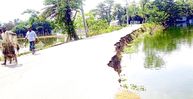 লাকসাম-চৌদ্দগ্রাম সড়কের বিভিন্ন পুকুরের পাশে গার্ডওয়াল না থাকায়  ধসে পড়ছে সড়কঃ জনসাধারন ও যানবাহন চলাচলে চরম ভোগান্তি