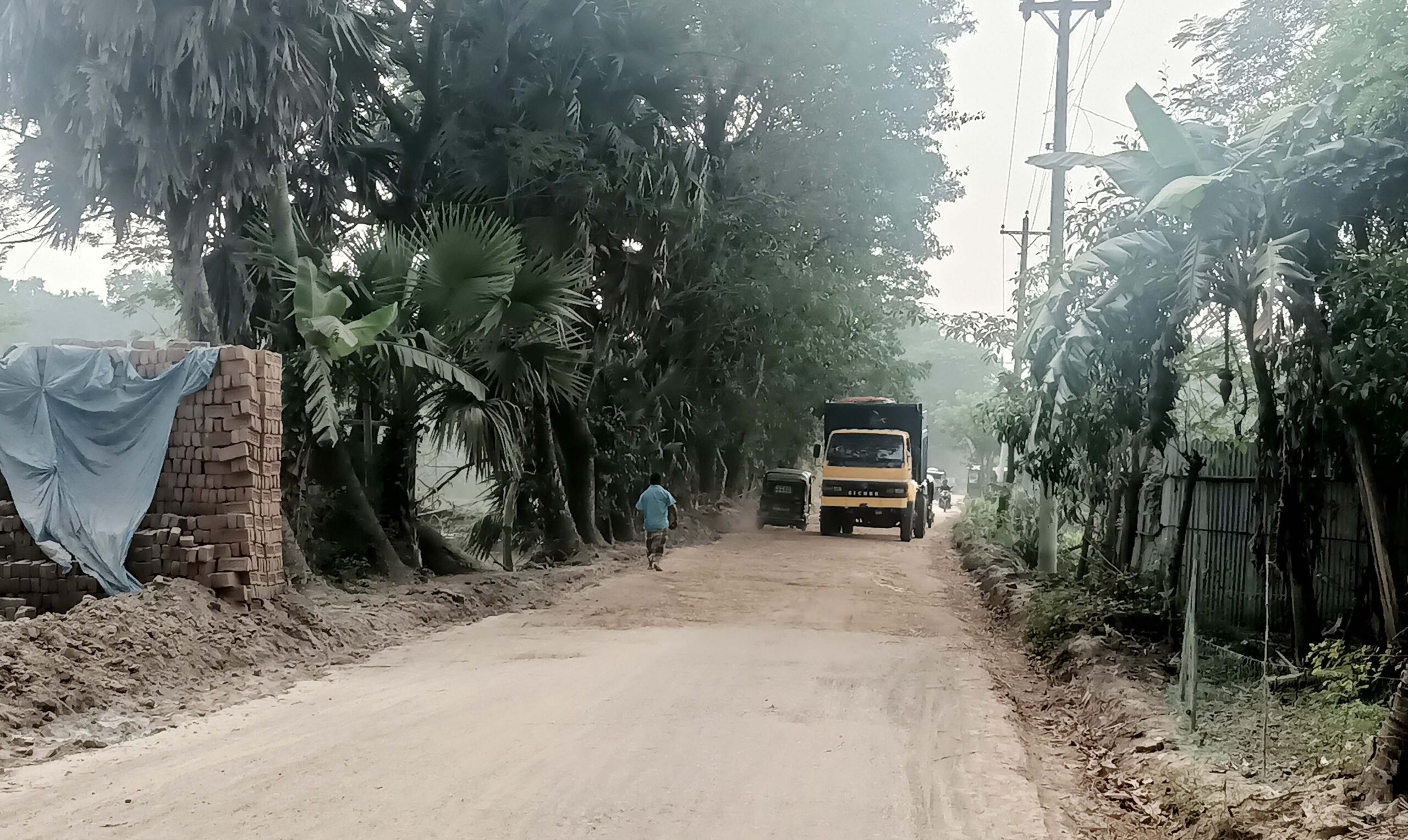 লাকসাম-আশিরপাড়-মনোহরগঞ্জ সড়কে ধীরগতিতে  কাজ চলায় যাতায়াতে ভোগান্তির শিকার এলাকাবাসী