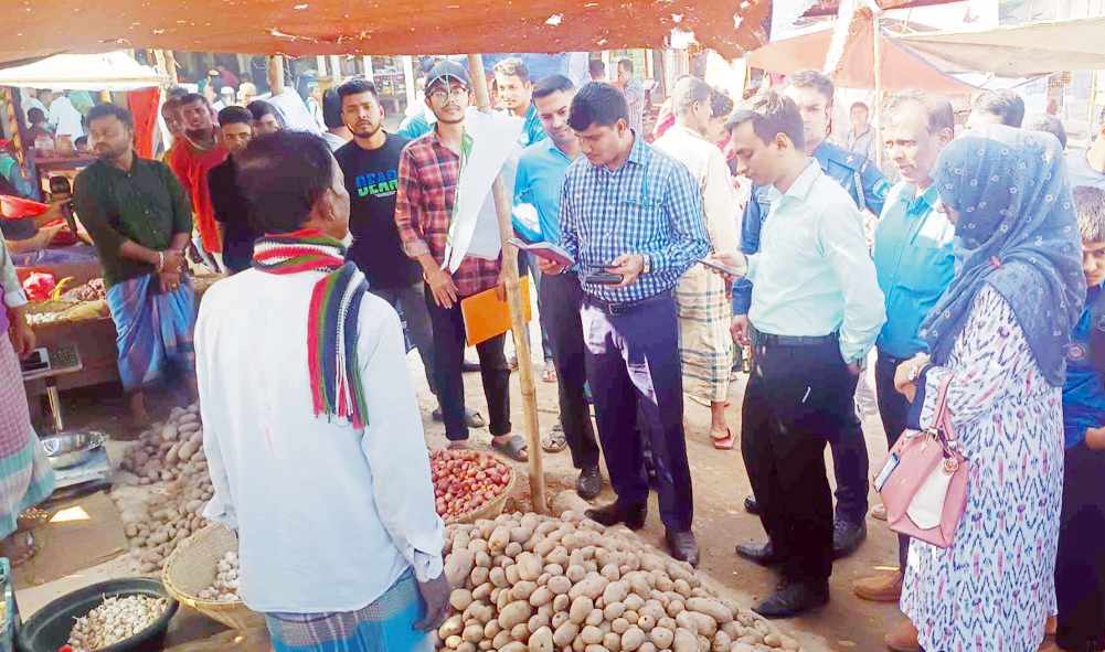 কুমিল্লার নিমসার বাজারে আলুর আড়তে টাস্কফোর্সের অভিযান কুমিল্লার নিমসার বাজারে আলুর আড়তে টাস্কফোর্সের অভিযান