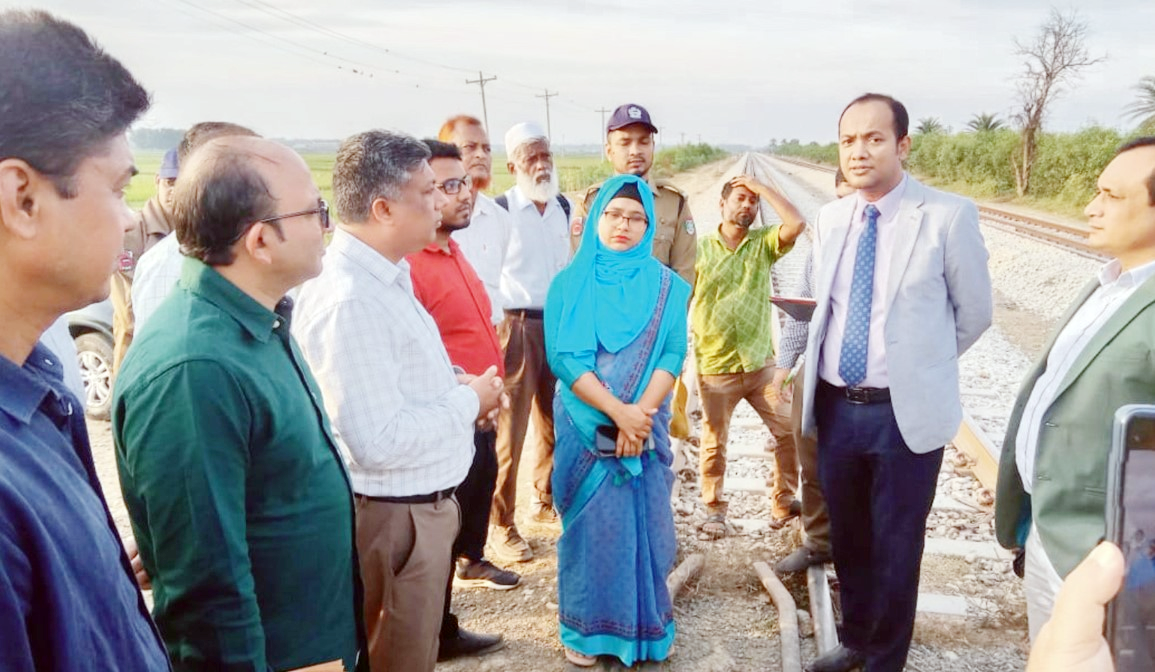 ট্রেন দূর্ঘটনায় নিহত ৭ পরিবারকে  ২০ হাজার টাকা করে বিতরণ