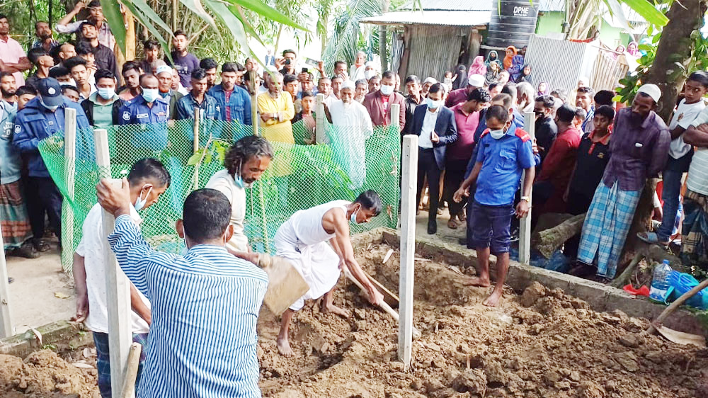 দাফনের ৪ মাস পর লালমাইয়ে কৃষকের লাশ উত্তোলন