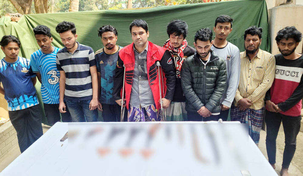 কুমিল্লায় সেনাবাহিনীর অভিযানে দেশি-বিদেশি অস্ত্রসহ আটক ১০