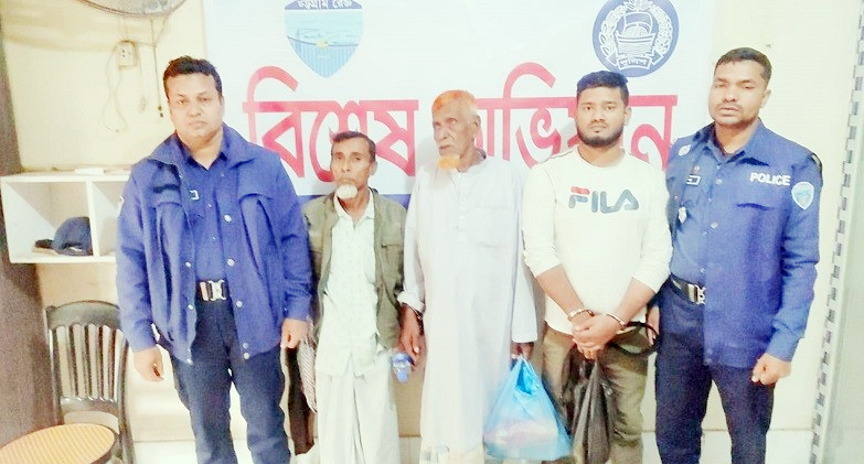 চৌদ্দগ্রামে মায়ের সামনে বিদ্যুতের খুঁটিতে বেঁধে যুবককে নির্যাতনের মামলায় ২ জন গ্রেপ্তার চৌদ্দগ্রামে মায়ের সামনে বিদ্যুতের খুঁটিতে বেঁধে যুবককে নির্যাতনের মামলায় ২ জন গ্রেপ্তার