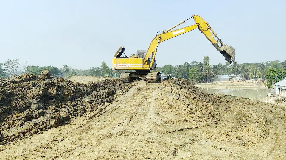 গোমতীর বাঁধ মেরামতে কেটে  নেয়া হচ্ছে ফসলী জমির মাটি