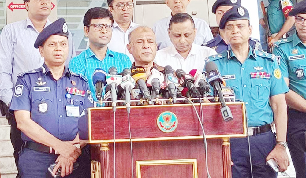 সিভিল ড্রেসে কাউকে গ্রেপ্তার করা যাবে নাঃ স্বরাষ্ট্র উপদেষ্টা সিভিল ড্রেসে কাউকে গ্রেপ্তার করা যাবে নাঃ স্বরাষ্ট্র উপদেষ্টা