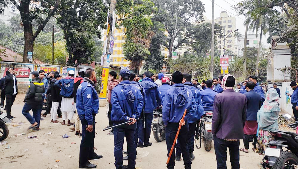 কুমিল্লায় প্রকাশ্যে কিশোর গ্যাংয়ের  অস্ত্রের মহড়াঃ জনমনে আতংক