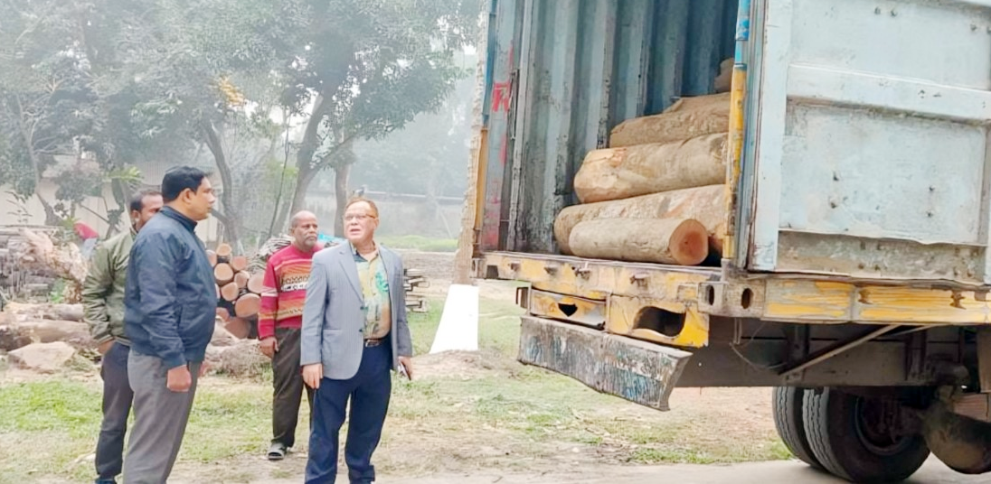 কুমিল্লায় অবৈধ কাঠ পাচারকালে ৩টি কাভার্ডভ্যান জব্দ